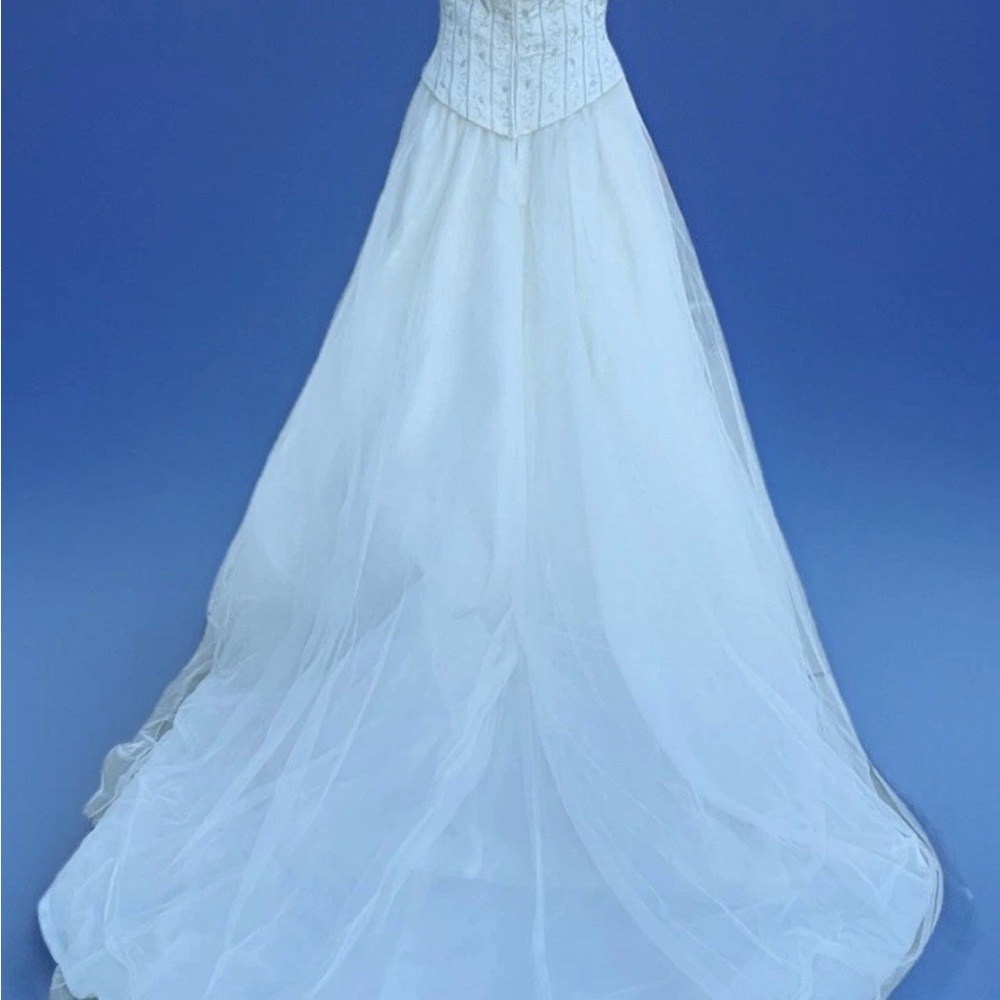 Elegant White Strapless Wedding Gown